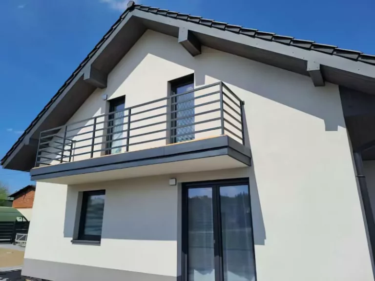Balustrady w stylu loftowym i industrialnym – jak dopasować czarną stal do śląskich wnętrz i apartamentów?