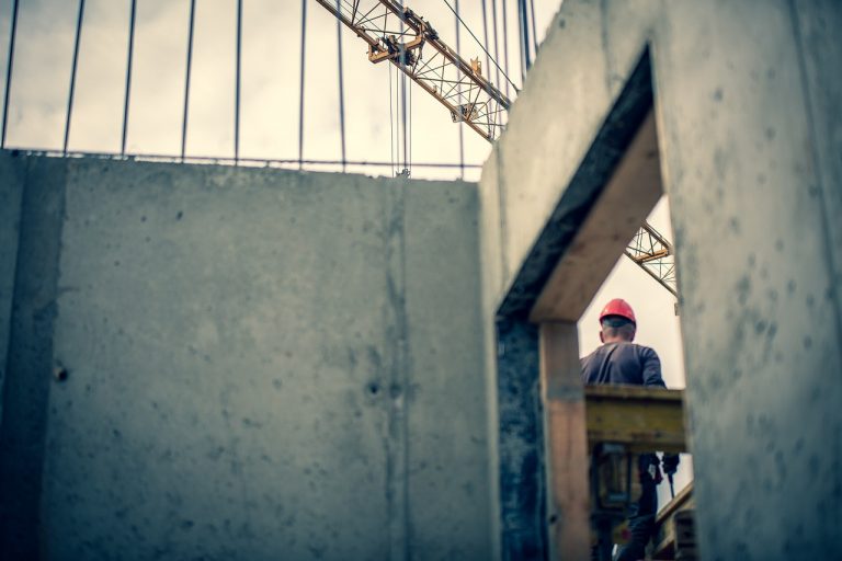 Bezpieczny dom bez fuszerki: Jak skutecznie zarządzać ekipą remontową od A do Z